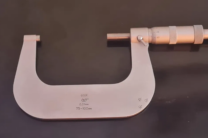 Micrometru mecanic 75–100 mm.